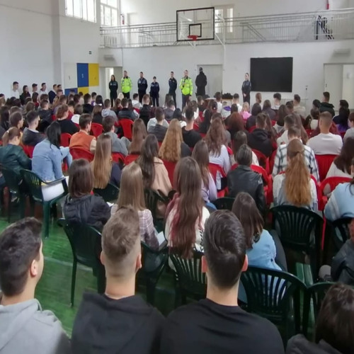 Politistii ialomiteni promoveaza meseria de politist la Colegiul &quot;Grigore Moisil&quot;