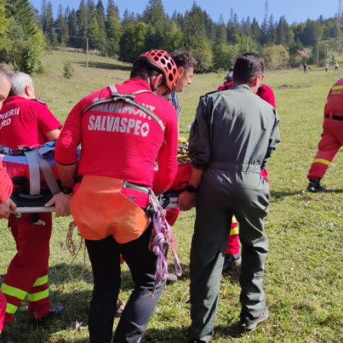 Video Un bărbat a căzut peste 20 de metri într-o prăpastie, în județul Hunedoara. Victima, transportată cu elicopterul la spital