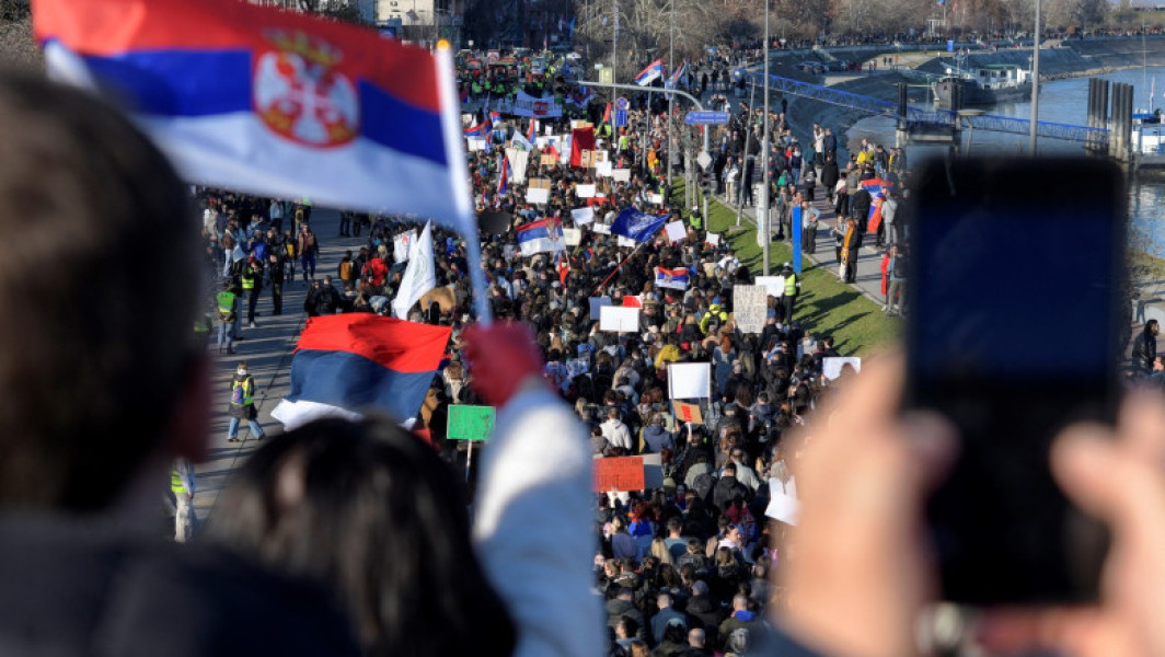 Spionii lui Putin acuză Uniunea Europeană că pregătește un „Maidan” în Serbia. Evaluarea Serviciului rus de Informaţii Externe
