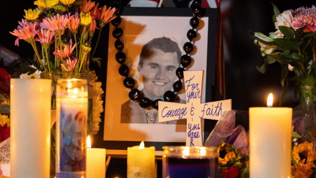 Video Senatorii români au ţinut un moment de reculegere în memoria lui Charlie Kirk, la propunerea AUR