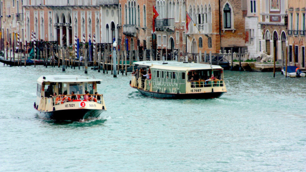 „Nu mai înotați în canalele noastre! Și puneți ceva pe voi!” Româncă expulzată din Veneția din cauză că s-a scăldat în Canal Grande