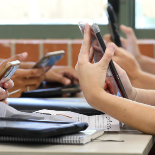 Suedia impune interdicția telefoanelor mobile în școli de la toamna anului 2026