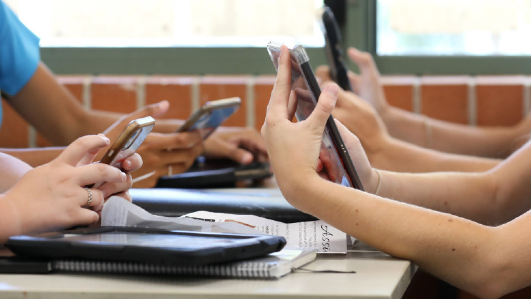 Suedia impune interdicția telefoanelor mobile în școli de la toamna anului 2026