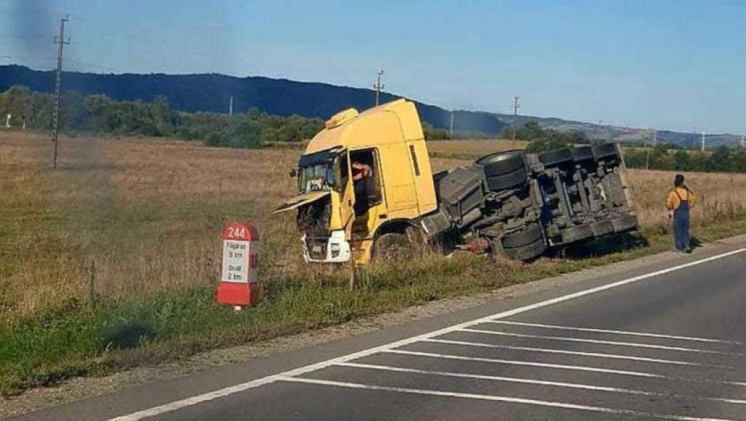 Cisternă cu acid sulfuric s-a răsturnat pe DN 1 după explozia unei roți