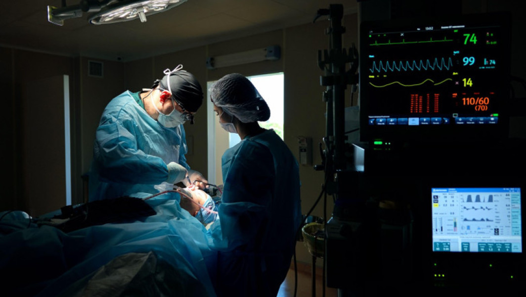 Doctorul surprins în timpul unei abateri grave își poate continua activitatea medicală în Marea Britanie
