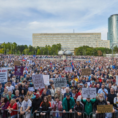 Mii de slovaci au protestat împotriva măsurilor de austeritate ale guvernului Fico