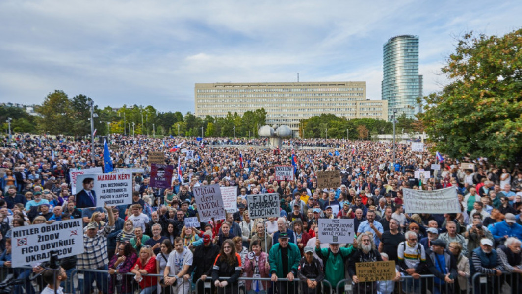Mii de slovaci au protestat împotriva măsurilor de austeritate ale guvernului Fico