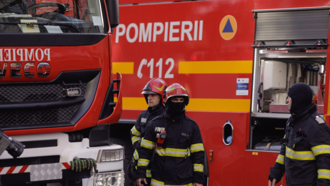 Incendiu la o anexă a unei biserici din Dudeștii Noi cu 35 de copii evacuați