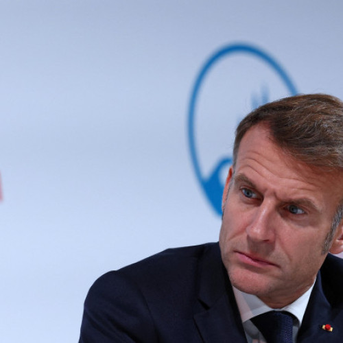 Popularitatea lui Emmanuel Macron scade la un nivel record egal cu François Hollande