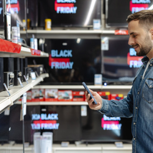 Românii cumpără mai cumpătat de Black Friday din cauza inflației