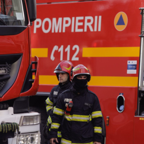 Explozie urmată de incendiu la o casă din Dej, o persoană este blocată în locuință